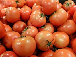 achtergrond van stapel van vers tomaten foto