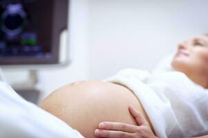 zwanger vrouw aan het doen echografie foto