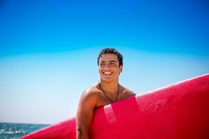 gelukkig jongen genieten van surfing foto