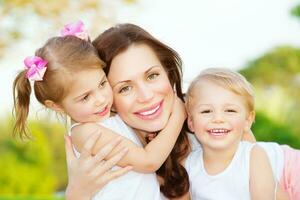 moeder met twee kinderen foto