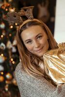 vrolijk vrouw ontvangen Kerstmis geschenk foto