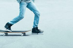 tiener jongen rijden Aan skateboard foto