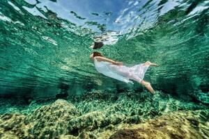 zwemmen in transparant zee foto