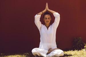 vrouw doet yoga buitenshuis foto