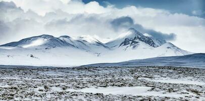 winter bergen landschap, IJsland foto