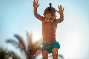 gelukkig kind jumping in de water foto