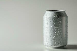 ai gegenereerd aluminium kan met water druppels. zacht drinken mockup foto