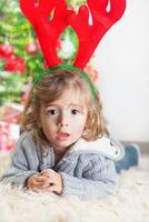 weinig jongen Aan Kerstmis viering foto