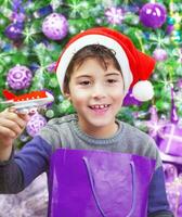 jongen genieten van Kerstmis geschenk foto