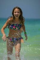 gelukkig meisje Aan de strand foto