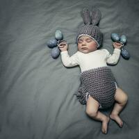 schattig weinig baby gekleed Leuk vinden een Pasen konijn foto