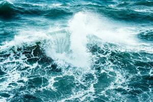 mooi stormachtig zee foto