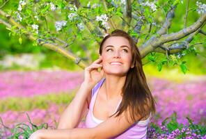 gelukkig vrouw in bloeiend tuin foto