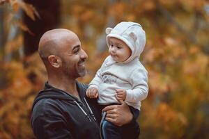 vader met weinig zoon in herfst park foto