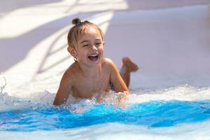 gelukkig jongen in water park foto