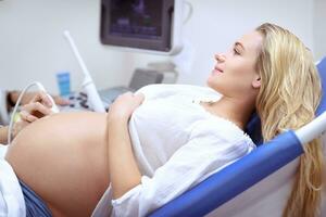 zwanger vrouw Aan echografie foto