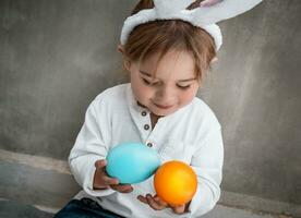 schattig weinig baby vieren Pasen foto