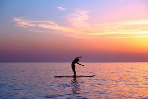 aan het doen yoga asana's Aan de strand foto