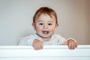 schattig weinig jongen Bij huis foto