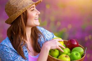 gelukkig vrouw met appels mand foto