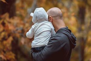 in de herfst park en gelukkige familie foto