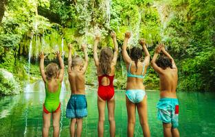 gelukkig kinderen jumping naar de meer foto