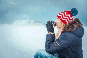 mooi hoor vrouw hebben thee in verkoudheid winter dag foto