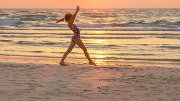 tiener meisje aan het doen oefening Aan de strand foto