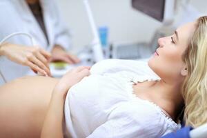 zwanger vrouw aan het doen echografie scannen foto