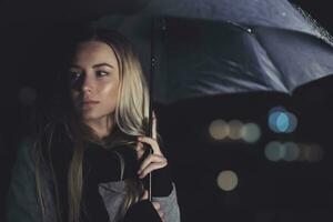 mooi verdrietig vrouw Bij regenachtig nacht foto
