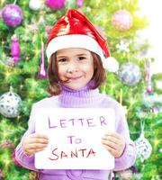 weinig meisje met brief naar de kerstman claus foto