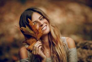 mooi hoor vrouw in de herfst park foto