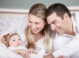 schattig jong familie Bij huis foto