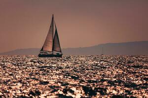 zeilboot in zonsondergang licht foto