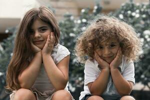 gelukkig kinderen in de park foto