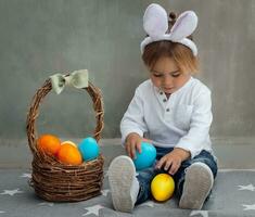 gelukkig baby jongen met Pasen eieren foto