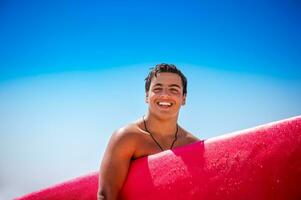 vrolijk surfboarder portret foto