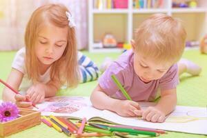 gelukkig baby jongen meisje genieten van huiswerk foto