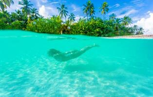 vrouw duiken in de buurt exotisch eiland foto