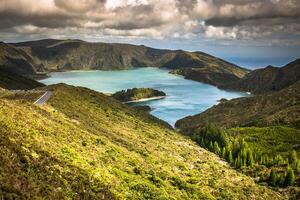 Lagoa Doen misto, een vulkanisch meer in sao Miguel, azoren foto