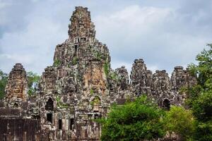 oude stenen gezichten van bayon tempel, angkor, cambodja foto