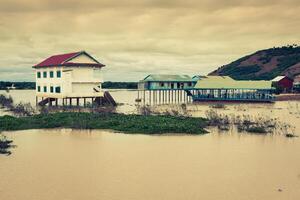 de dorp Aan de water. ton sap meer. Cambodja foto