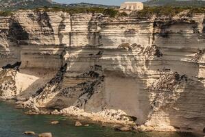 mooi oud dorp van bonifacio Corsica eiland, Frankrijk geschorst over- verbazingwekkend kliffen foto