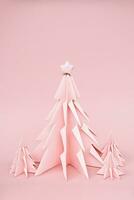 roze origami Kerstmis bomen. monochroom winter vakantie achtergrond. foto