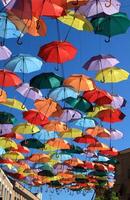straat versierd met gekleurde paraplu's, Madrid, weggaan Spanje foto