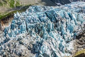 visie Aan Argentière gletsjer. wandelen naar Argentière gletsjer met de visie Aan de massief des aiguilles rood in Frans Alpen foto