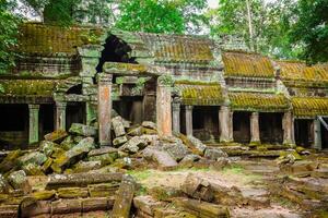 oude ruïnes in ta prohm of rajavihara tempel Bij angkor, siem oogsten, Cambodja. foto