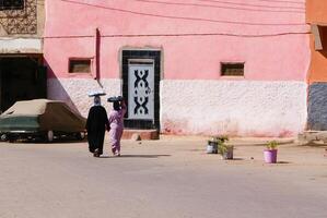 niet geïdentificeerd vrouw Bij een straat in marrakesh foto