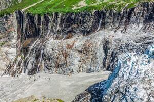 visie Aan Argentière gletsjer. wandelen naar Argentière gletsjer met de visie Aan de massief des aiguilles rood in Frans Alpen foto