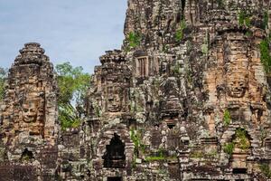 oude stenen gezichten van bayon tempel, angkor, cambodja foto